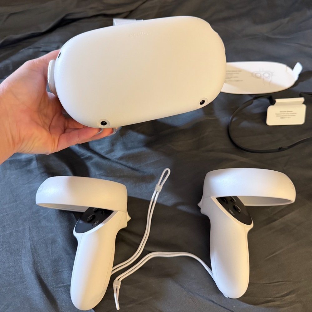 META QUEST 2 OCULUS VIRTUAL REALITY HEADSET WITH ACCESSORIES
